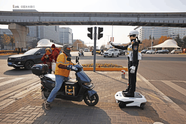 在中国中部城市芜湖，警方使用机器人协助交通监测。在中国，人工智能似乎无处不在。