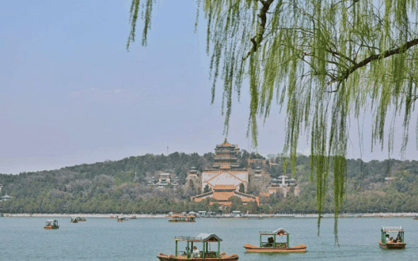 ▲3月29日，北京颐和园，游客泛舟昆明湖。新京报记者 王飞 摄