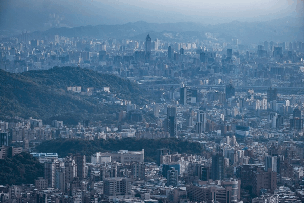 经过数十年的投资，台湾成为了世界半导体产业的中心。