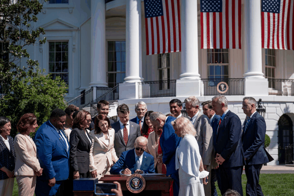 2022年，拜登总统在白宫南草坪签署《2022芯片与科学法案》。