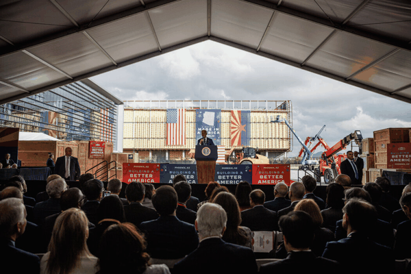 2022年，拜登在台积电位于菲尼克斯的工厂。台积电已获得苹果、英伟达等公司的承诺，将购买足够数量的芯片，以支撑其在亚利桑那州建造两座工厂的计划。