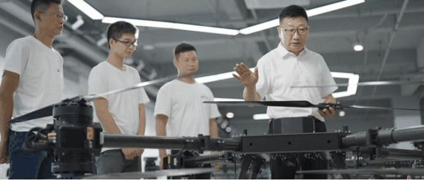 云翔董事长陈刚（右一）