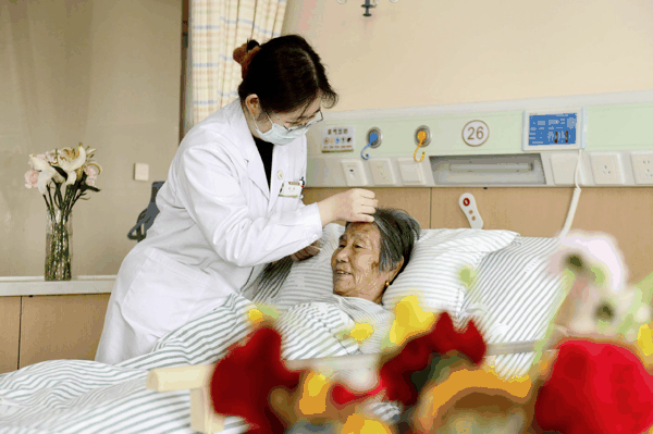 图为在日照市康复医院老年康复科，中医医师为失能老人进行针灸理疗。新华社记者　郭绪雷　摄