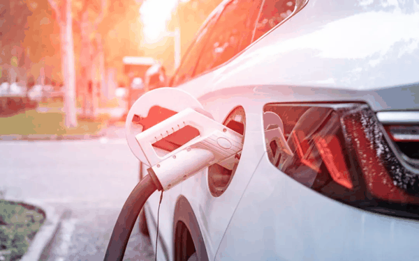 ▲资料图：新能源汽车正在充电。图/IC photo