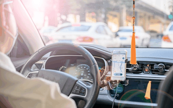 ▲网约车司机在驾驶车辆。图/IC photo