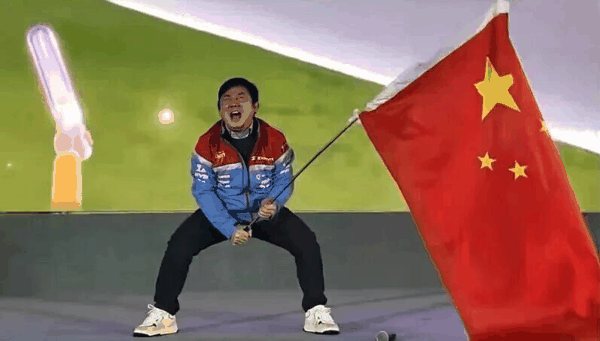 张雪庆祝夺冠。图片来源：张雪机车