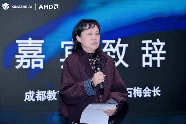 成都教育学会会长赖石梅女士