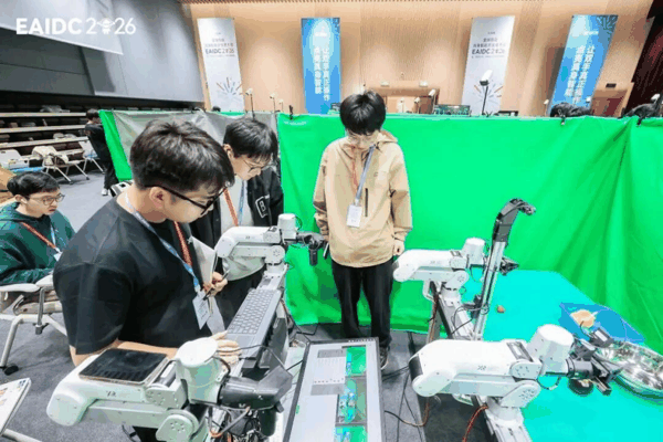 决赛现场，多台机械臂协同运行，实时调试系统。