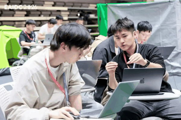 决赛现场的选手们。