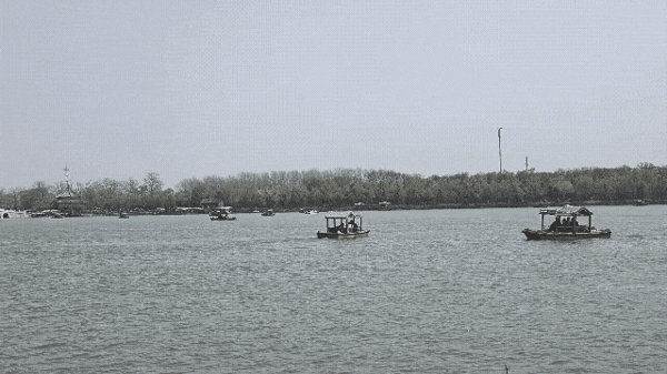 此外，全焦段4K 120fps杜比视界视频，在拍摄昆明湖湖水时，色彩更真实、对比度更强烈，带来身临其境的沉浸感。