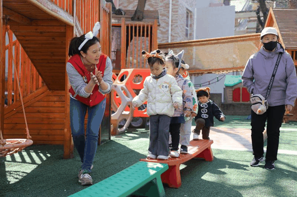 4月1日上午，北京市第五幼儿园内，小朋友们在老师的引导下参加户外体育活动。图/北京教育融媒体中心