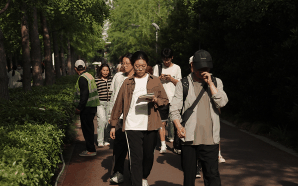 ▲资料图：2025年6月7日，郑州市第一中学考点，高考学子纷纷走进考场。图/IC photo