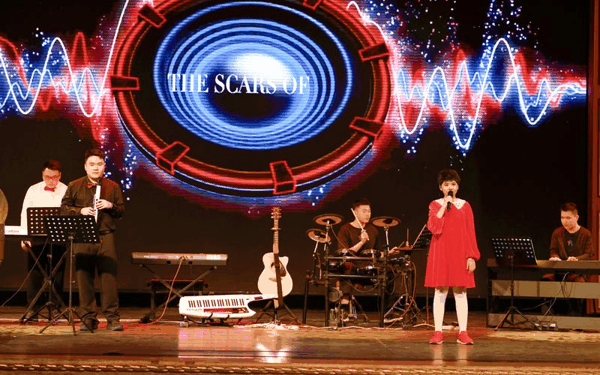 3月29日，纪念世界孤独症关注日的公益音乐会上，孤独症患者正在演出。受访者供图