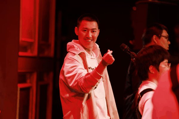 不孤独乐队演出时，主唱伯名朝镜头比心。受访者供图