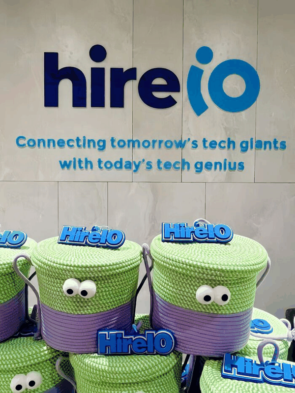 02 “裁十个招两个”：AI不仅带来减员，更在重塑整个业务线