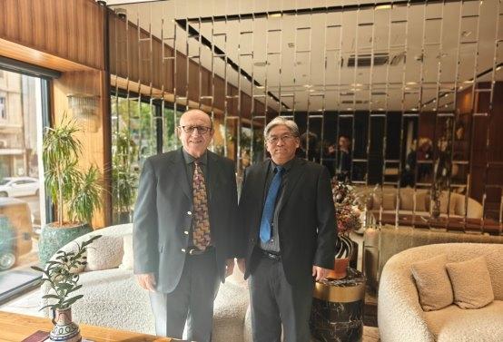 图1：中国学者李华平先生与联合国前副秘书长皮诺·阿拉基先生在贝尔格莱德峰会