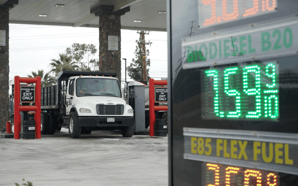 ▲资料图：3月31日，美国加利福尼亚州蒙罗维亚市一座加油站的油品价格。图/新华社