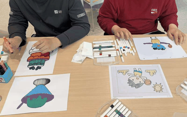 4月1日下午，“星星雨”青年工坊，两名大龄孤独症人士正在画画。吴淋姝 摄