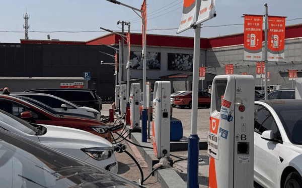 北京朝阳区一公共充电站。新京报贝壳财经记者 王琳琳 摄