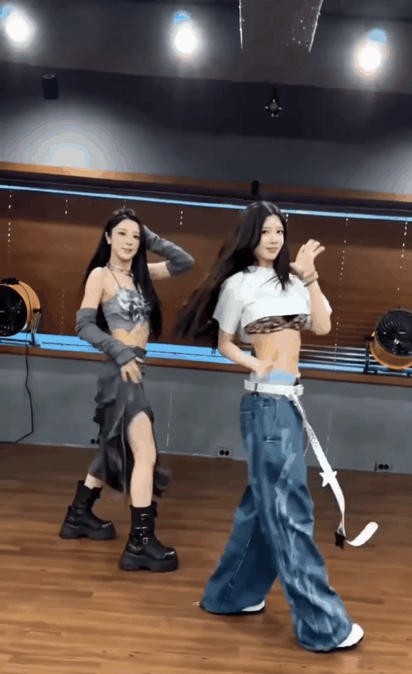 Flora（左）与戴燕妮本人（右）在练习室“共舞”的视频截图。