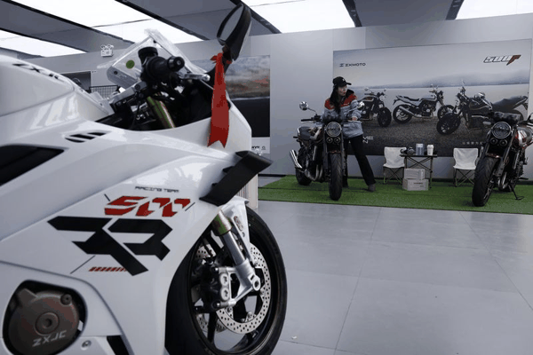 2026年4月2日， 上海市宝山区一家张雪机车门店，店员调整车辆展示位置。图/ic