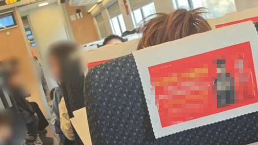 ▲小陈怒吼后乘客和小孩吃惊地回头。图/潇湘晨报