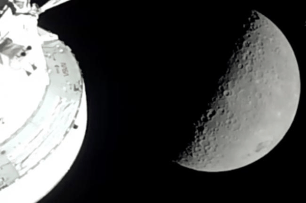 人类首次目睹月球背面！首批绕月照来了