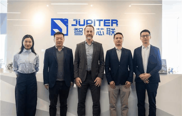 魔飞光电与智聚芯联签约合影
