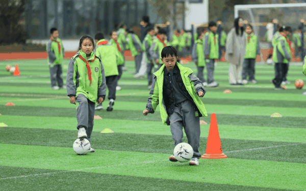 ▲3月5日，嘉兴市实验小学亚欧校区的学生们在参加开学第一课足球训练。图/新华社