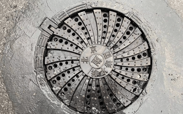 北京路面上新出现的旋流井盖，拥有带弧度的“花纹”设计。受访者供图