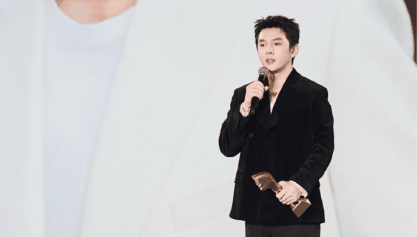 李佳琦;不敢离开直播间;缺席两个月;否认即将退休