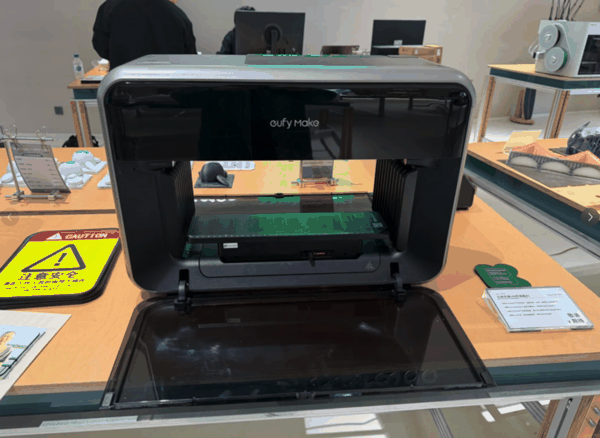 ▲inno 100 门店内的 eufyMake E1. 图片来自：小红书@庸常