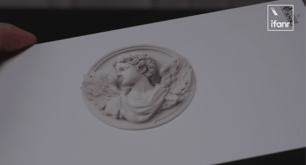 ▲第一次打印出浮雕头像后，办公室的所有人都发出了惊叹