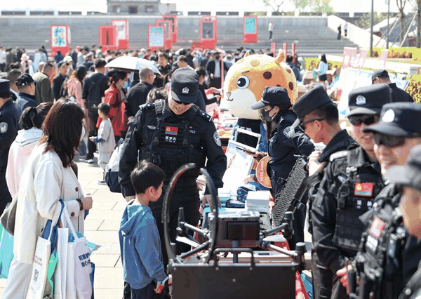 市民现场体验警用装备。新京报记者 陶冉 摄