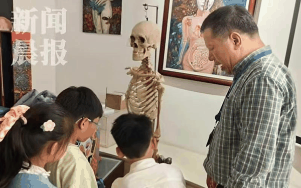 ▲7岁女孩“闯祸”摔坏标本，却得到意想不到的收获。图/新闻晨报