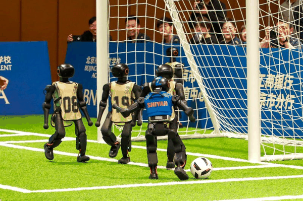 4月11日上午，一场人形机器人足球比赛在北京市新英才学校举行。图/北京教育融媒体中心