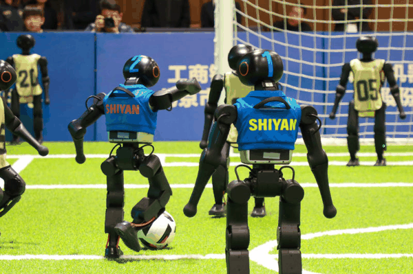 两组人形机器人开展3V3足球比赛。图/北京教育融媒体中心