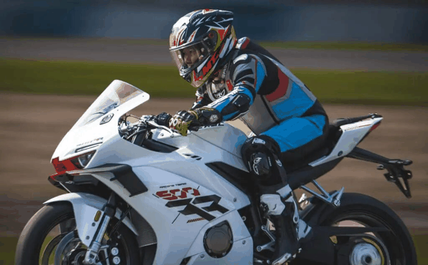 ​2025年1月16日，张雪在广东珠海国际赛车场试车。张雪机车供图，新华社发