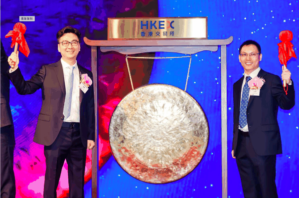 云知声创始人&CEO黄伟博士和联合创始人&董事长&CTO梁家恩博士共同敲响开市锣