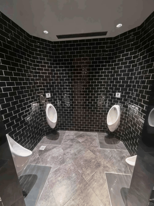 侨福芳草地男厕所被网友评为空间规划的王