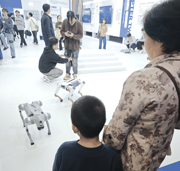 “互联网之光”博览会上，观众体验机器狗和可穿戴式设备 新京报贝壳财经记者罗亦丹/摄