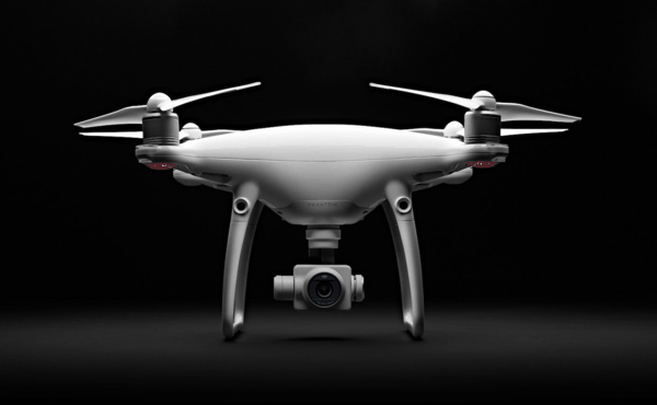 如今回看很多技术在当时都具有划时代意义的大疆精灵系列 ｜ 图片来源：大疆官网