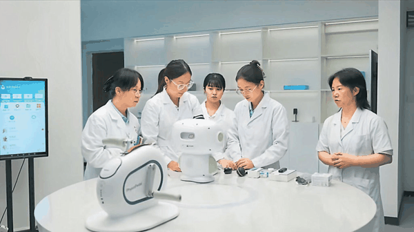 　　中南大学湘雅护理学院教授冯辉指导学生操作其团队自主研发的智慧康养护理设备。采访对象 供图