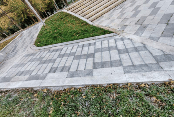 11月15日，收到市民反映后，较陡坡道采取防滑处理，设置了防滑条。朝阳区水务建设管理中心供图