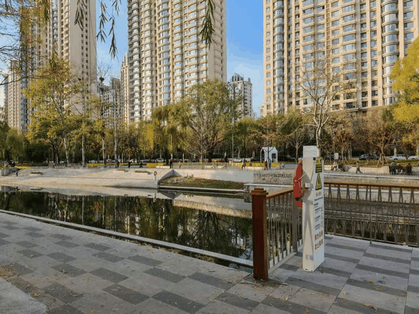 11月10日，记者在北小河滨水空间看到，步道上灰白色板材和深灰色板材相间。新京报记者 张璐 摄