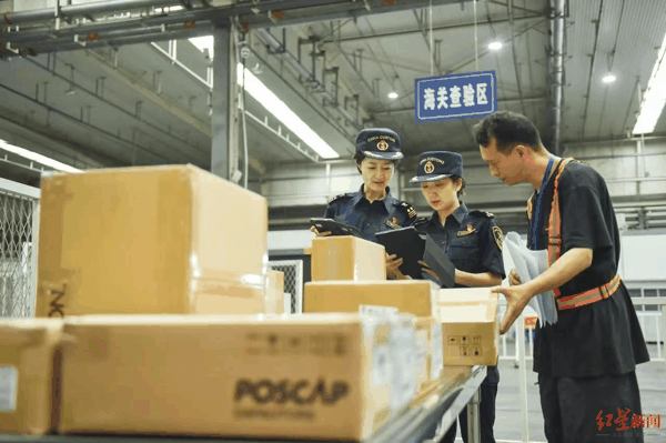 ▲成都海关所属双流机场海关关员正在查验成都航空口岸进出口货物 资料图