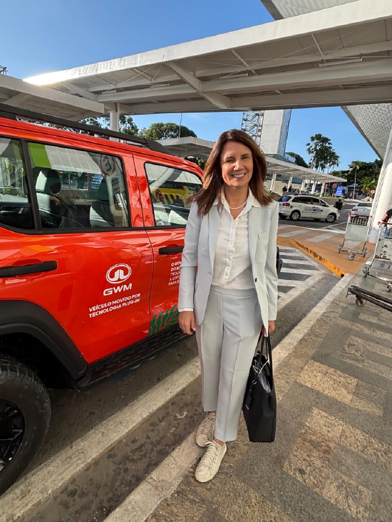 （图：COP30CEO安娜托尼等乘车通勤）