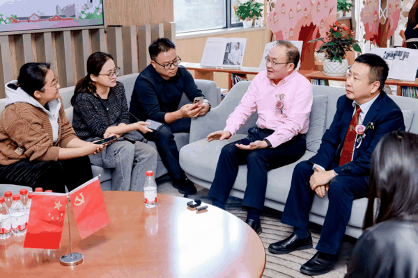 　　▲张建中教授（右一）与泽德曼医药董事长陈庚辉博士（右二）接受媒体采访