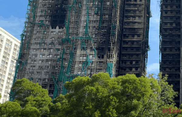 ▲据了解，玻璃上白色物体即此前粘贴的发泡胶板