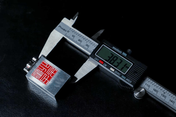 北京量子院研发的微型芯片原子钟。受访者供图